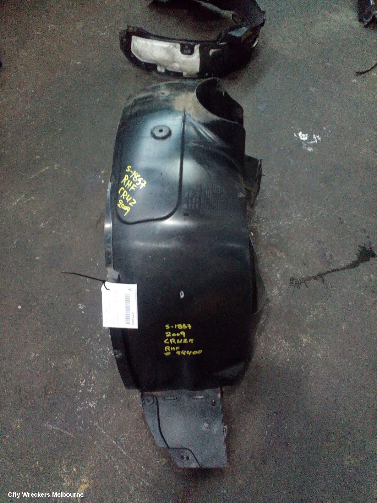 HOLDEN CRUZE RIGHT GUARD LINER, FRONT, JG, 03/2009 - 02/2011