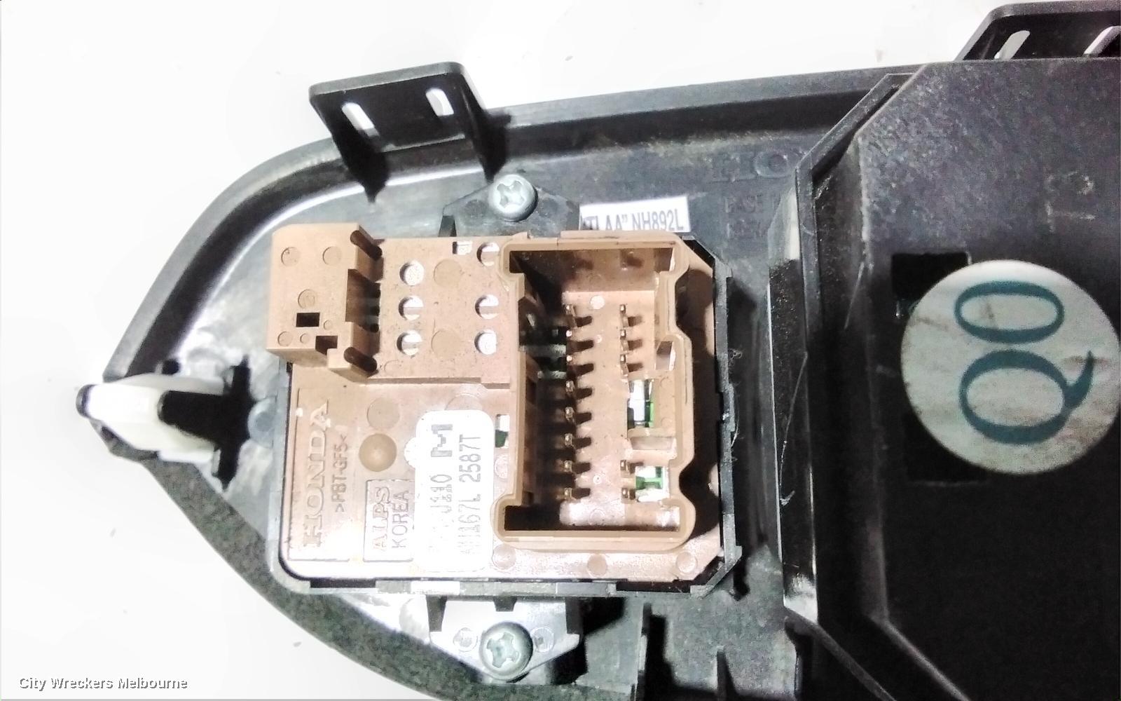 HONDA CRV PWR DR WIND SWITCH, RH FRONT (MASTER SWITCH), AUTO DOWN RHF ONLY, RM, 11/2014 - 04/2017