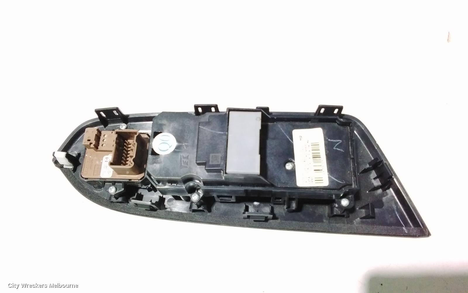 HONDA CRV PWR DR WIND SWITCH, RH FRONT (MASTER SWITCH), AUTO DOWN RHF ONLY, RM, 11/2014 - 04/2017