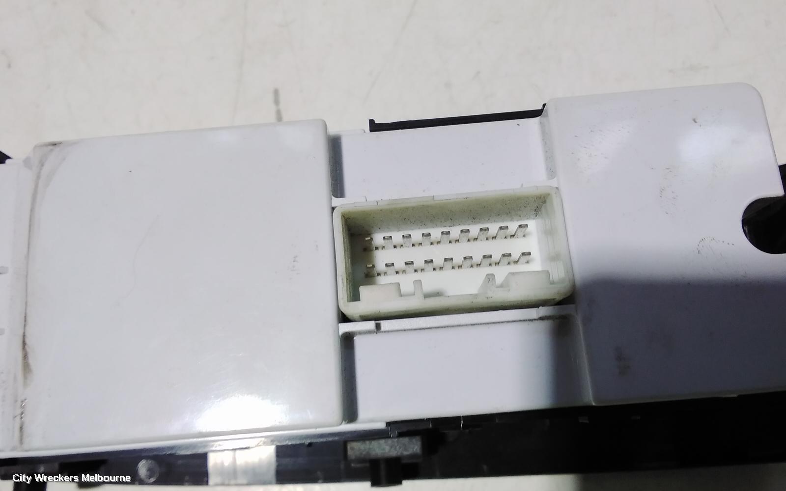 KIA CARNIVAL/GRAND CARNIVAL PWR DR WIND SWITCH, RH FRONT (MASTER SWITCH), NON AUTO FOLD MIRROR SWITCH & FRONT ONLY AUTO WINDOW SWITCH, YP, 02/2015 - 10/2020