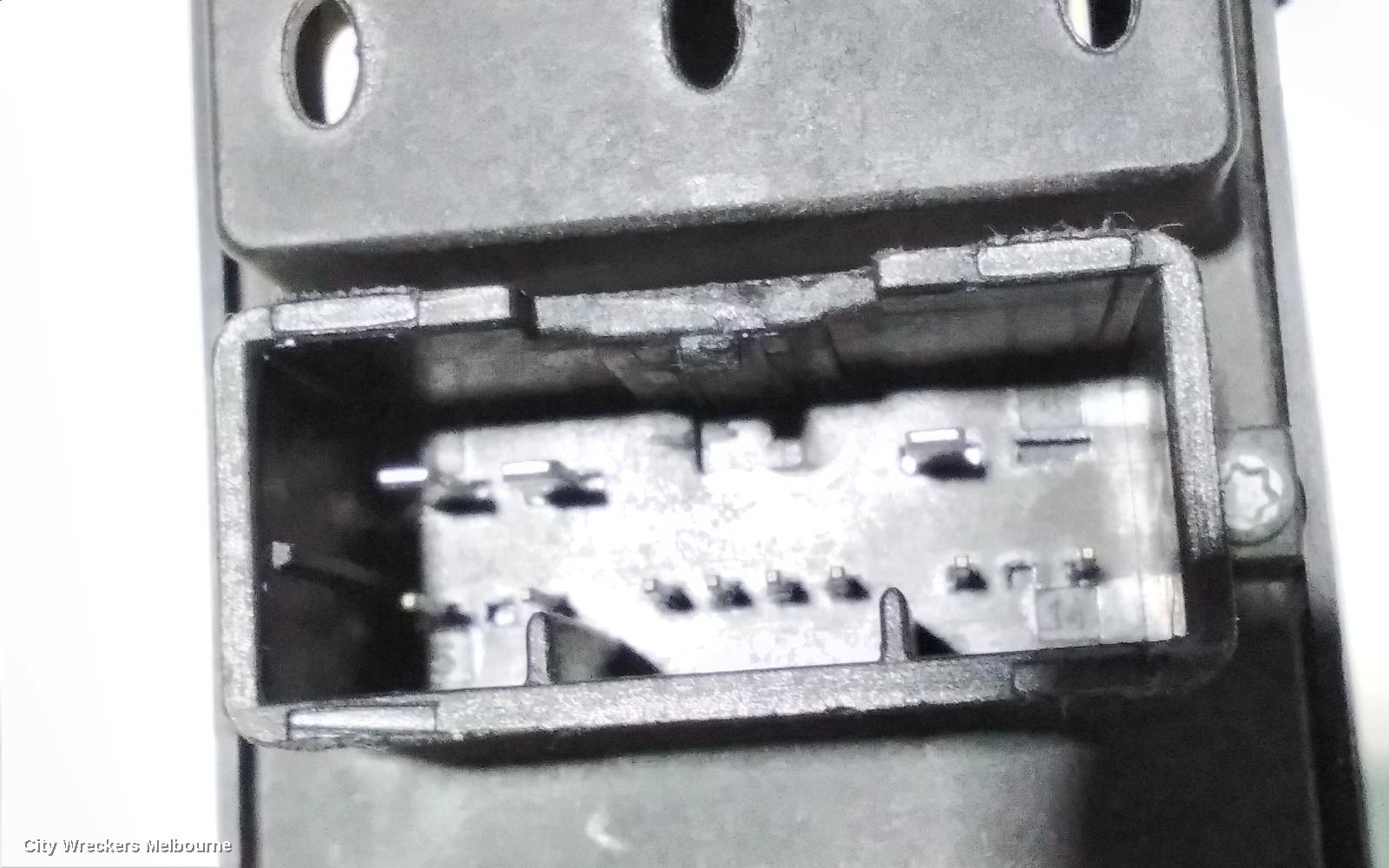 JEEP CHEROKEE PWR DR WIND SWITCH, RH FRONT (MASTER SWITCH), 1 SWITCH AT BOTTOM, KL, 02/2014 ONWARDS