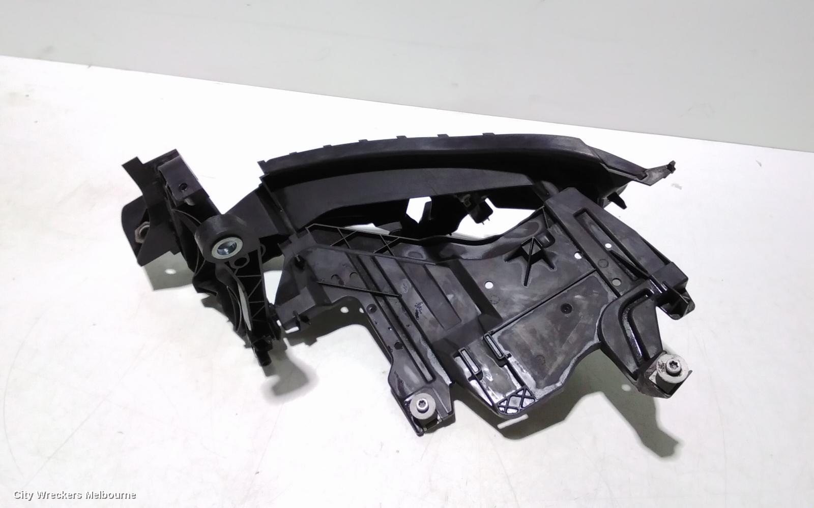 AUDI A4, B8 8K, 04/2008 - 06/2012, RHF LOWER HEADLIGHT BRACKET : 96142