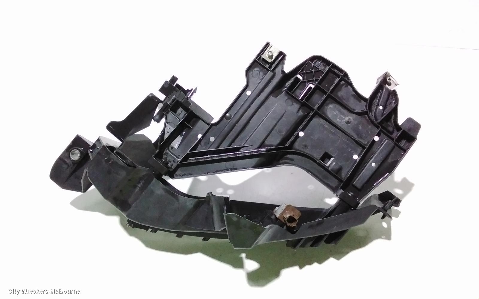 AUDI A4, B8 8K, 04/2008 - 06/2012, RHF LOWER HEADLIGHT BRACKET : 96142