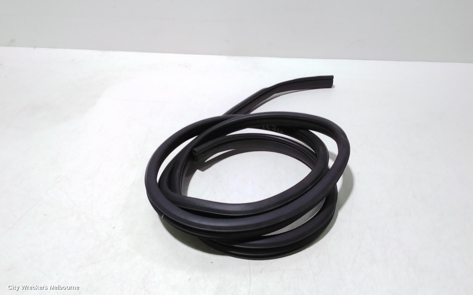 HOLDEN COMMODORE SEAL, RIGHT FRONT: 96209, VE, 08/2006 - 05/2013