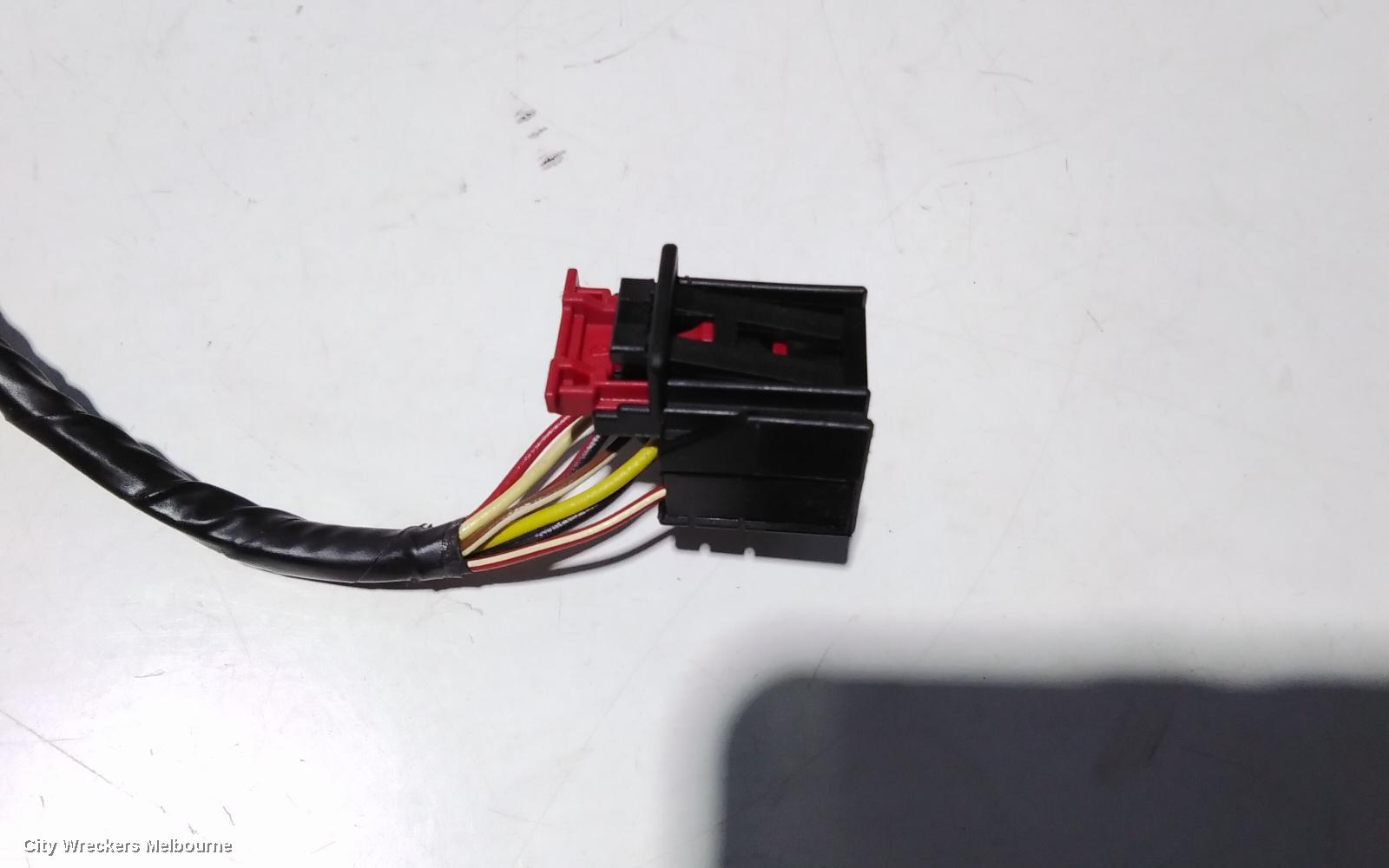 AUDI Q5 RIGHT DOOR MIRROR, 8R, MANUAL FOLD, NON LANE CHANGE ASSIST TYPE (6XC/7Y0 1PLUG, 7 WIRE), 03/2009 - 11/2014