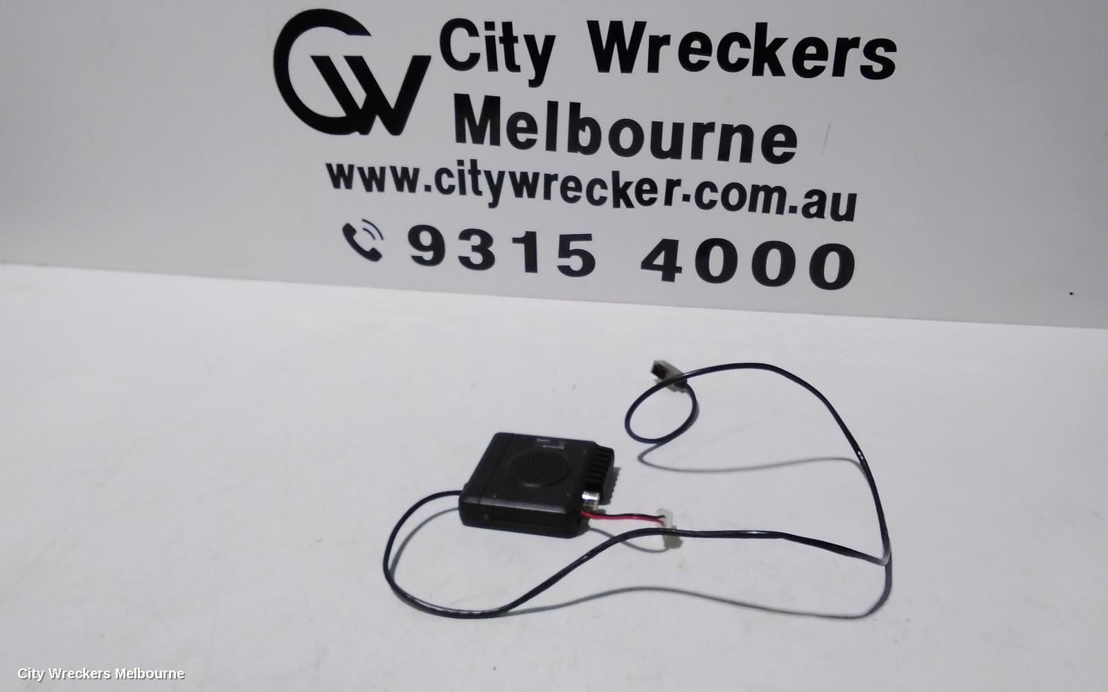 TOYOTA HILUX, 06/2015 - 09/2025, UH6060  UHF  REMOTE SPEAKER MIC RADIO - : 98462