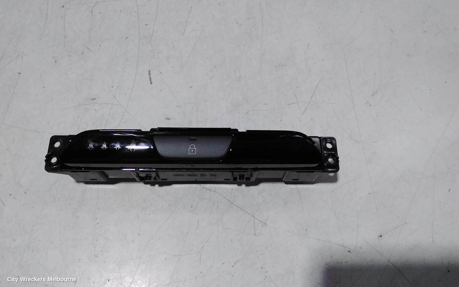 HYUNDAI I30, PD, HATCH, 03/2017 ONWARDS, LOCK SWITCH IN THE CENTER: 100582