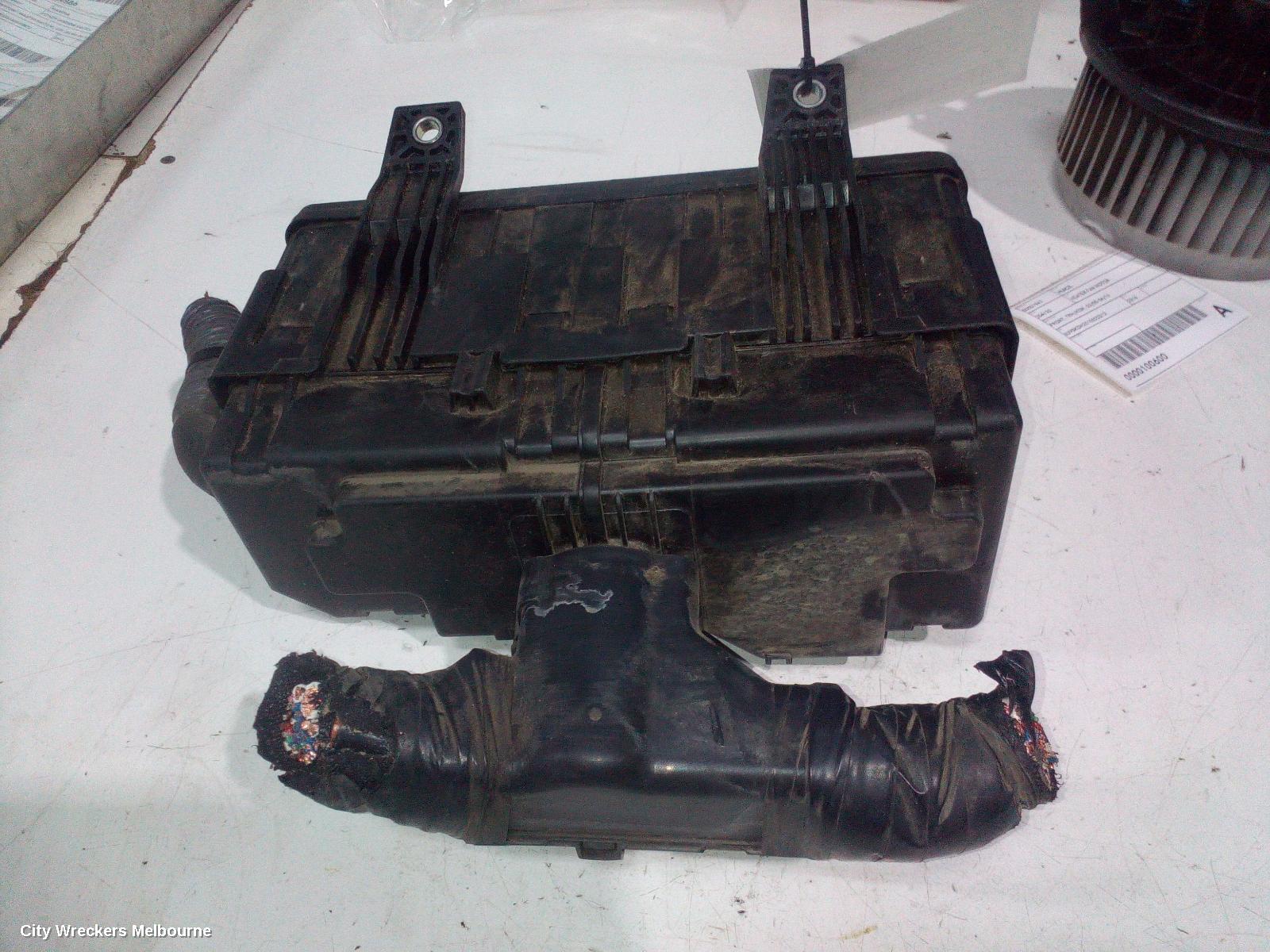 TOYOTA HIACE FUSE BOX, ENGINE BAY, DIESEL, KDH, 09/2006 - 04/2019