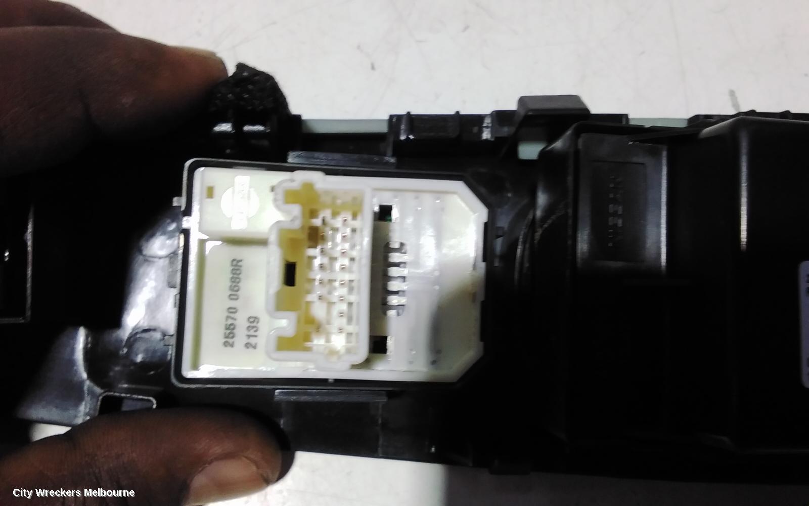 RENAULT KALEOS PWR DR WIND SWITCH, RH FRONT (MASTER SWITCH), W/ AUTO UP & DOWN TYPE, NON POWER FOLD MIRROR, XZG, 05/2016 - 09/2020