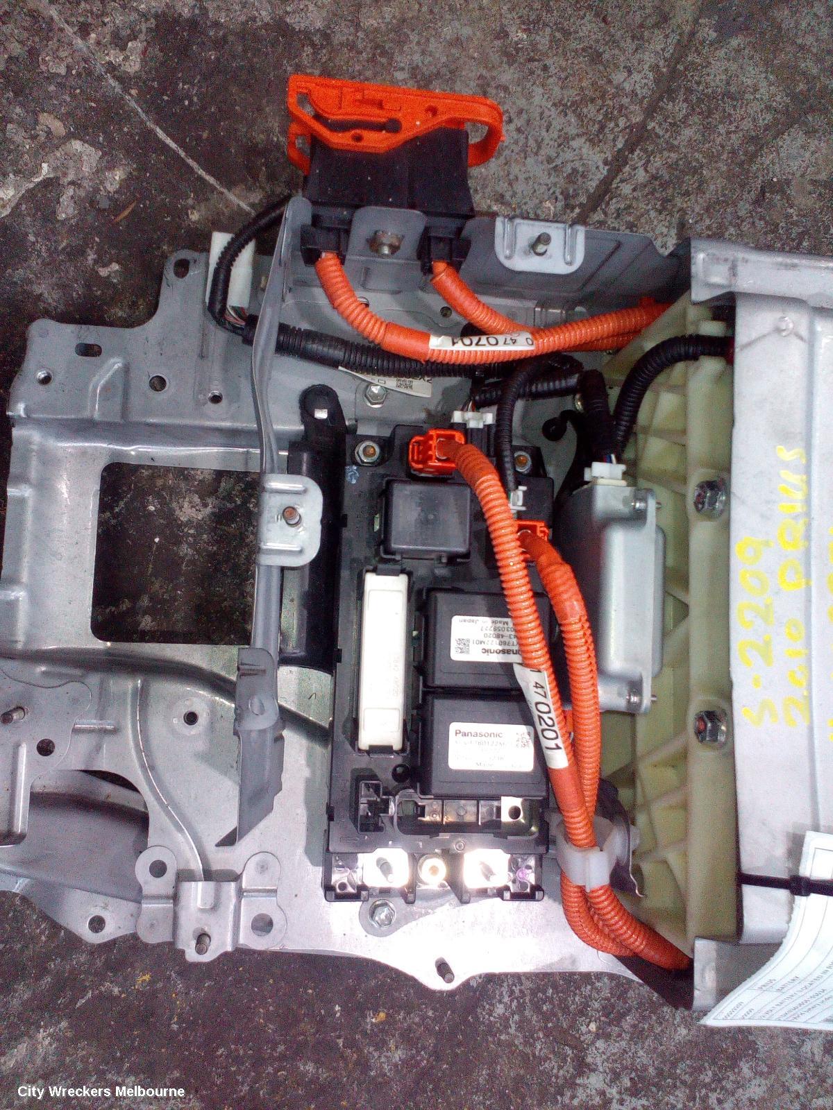 TOYOTA PRIUS BATTERY, 12 VOLT BATTERY (LOCATED IN RIGHT REAR QUARTER), NHW20R-ZVW30R, 10/2003 - 12/2015