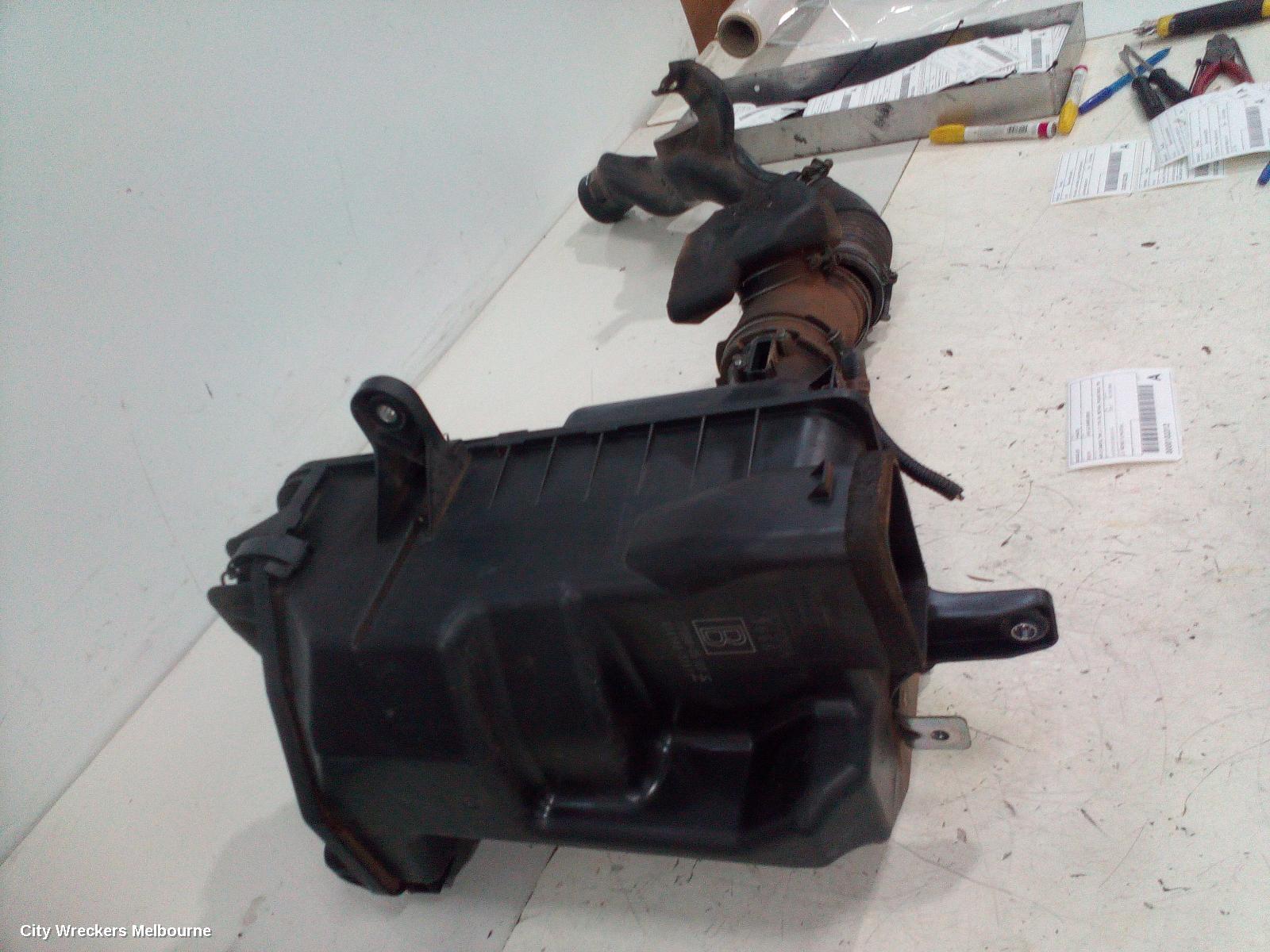 TOYOTA HIACE AIR CLEANER/BOX, AIR CLEANER, TRH, 2.7, 2TR-FE, PETROL, ROUND BOX, LPG CONVERSION TYPE, 03/2005 - 01/2015