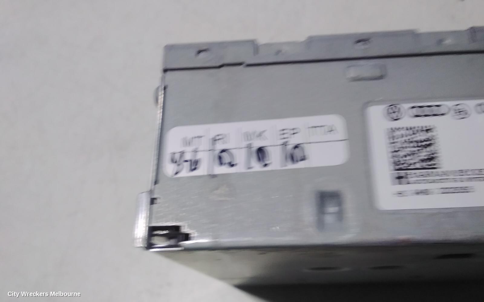 AUDI Q7 RADIO/CD/DVD/SAT/TV, MUSIC INTERFACE (GLOVEBOX), 4L, 09/2006 - 08/2015
