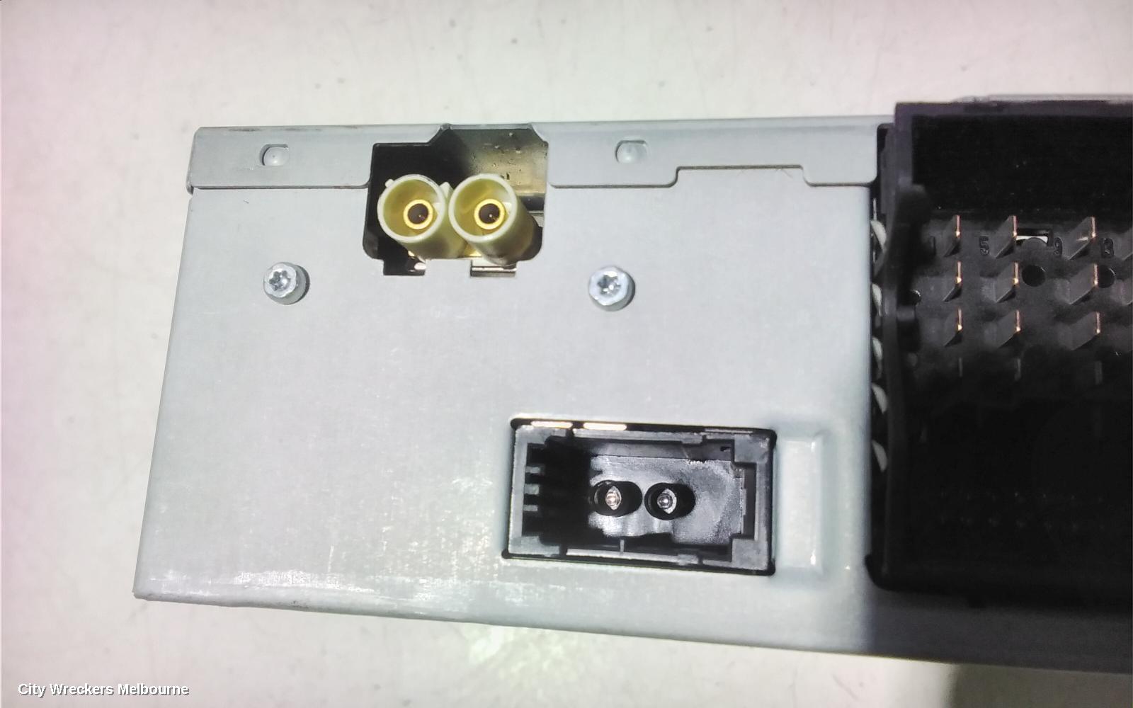 AUDI Q7 RADIO/CD/DVD/SAT/TV, MUSIC INTERFACE (GLOVEBOX), 4L, 09/2006 - 08/2015