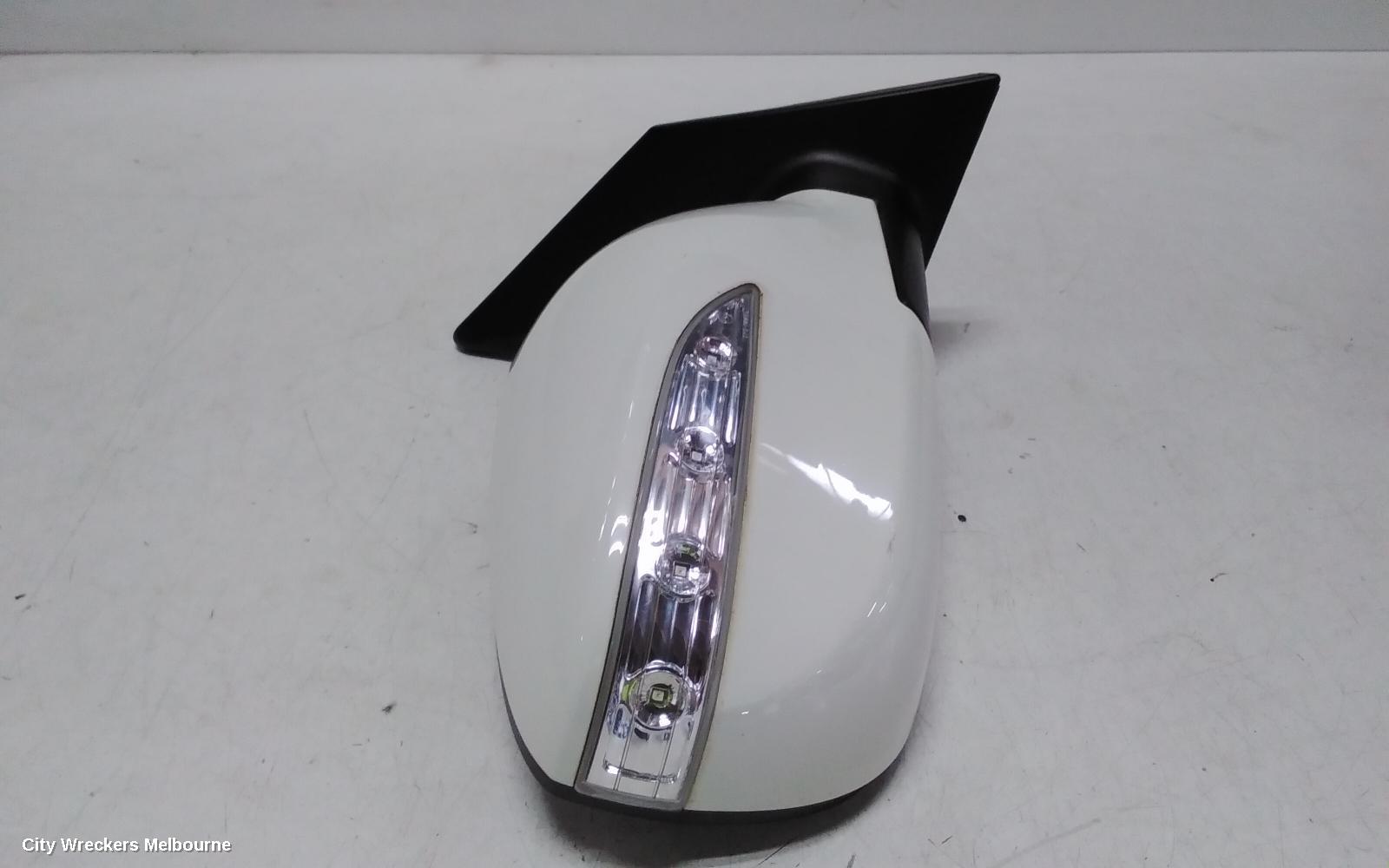HYUNDAI IX35 RIGHT DOOR MIRROR, LM SERIES, MANUAL FOLD (6 PIN), 11/2009 - 01/2016