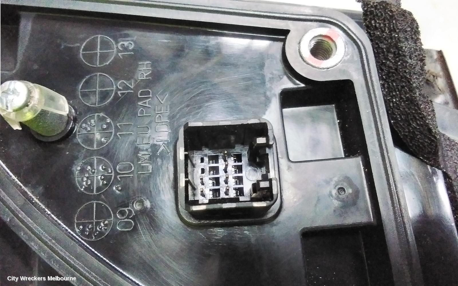 HYUNDAI IX35 RIGHT DOOR MIRROR, LM SERIES, MANUAL FOLD (6 PIN), 11/2009 - 01/2016