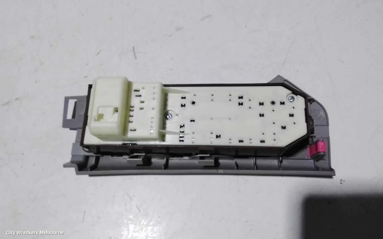 TOYOTA YARIS PWR DR WIND SWITCH, RH FRONT (MASTER SWITCH), 4 SWITCH TYPE, 5DR HATCH/SEDAN, NCP9#, 10/2005 ONWARDS