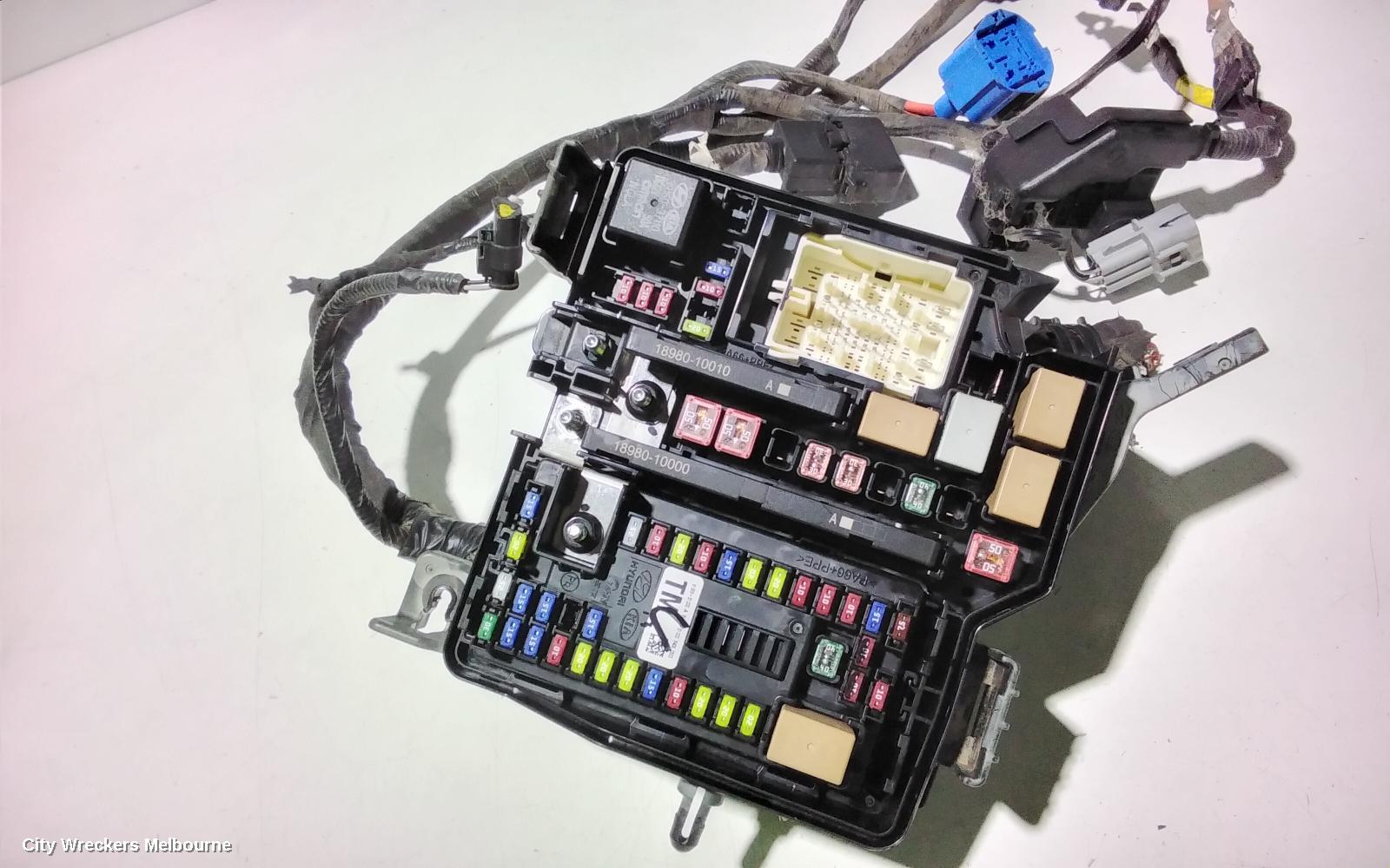 HYUNDAI SANTA FE FUSE BOX, ENGINE BAY, 2.2, DIESEL, TM, 03/2018 ONWARDS
