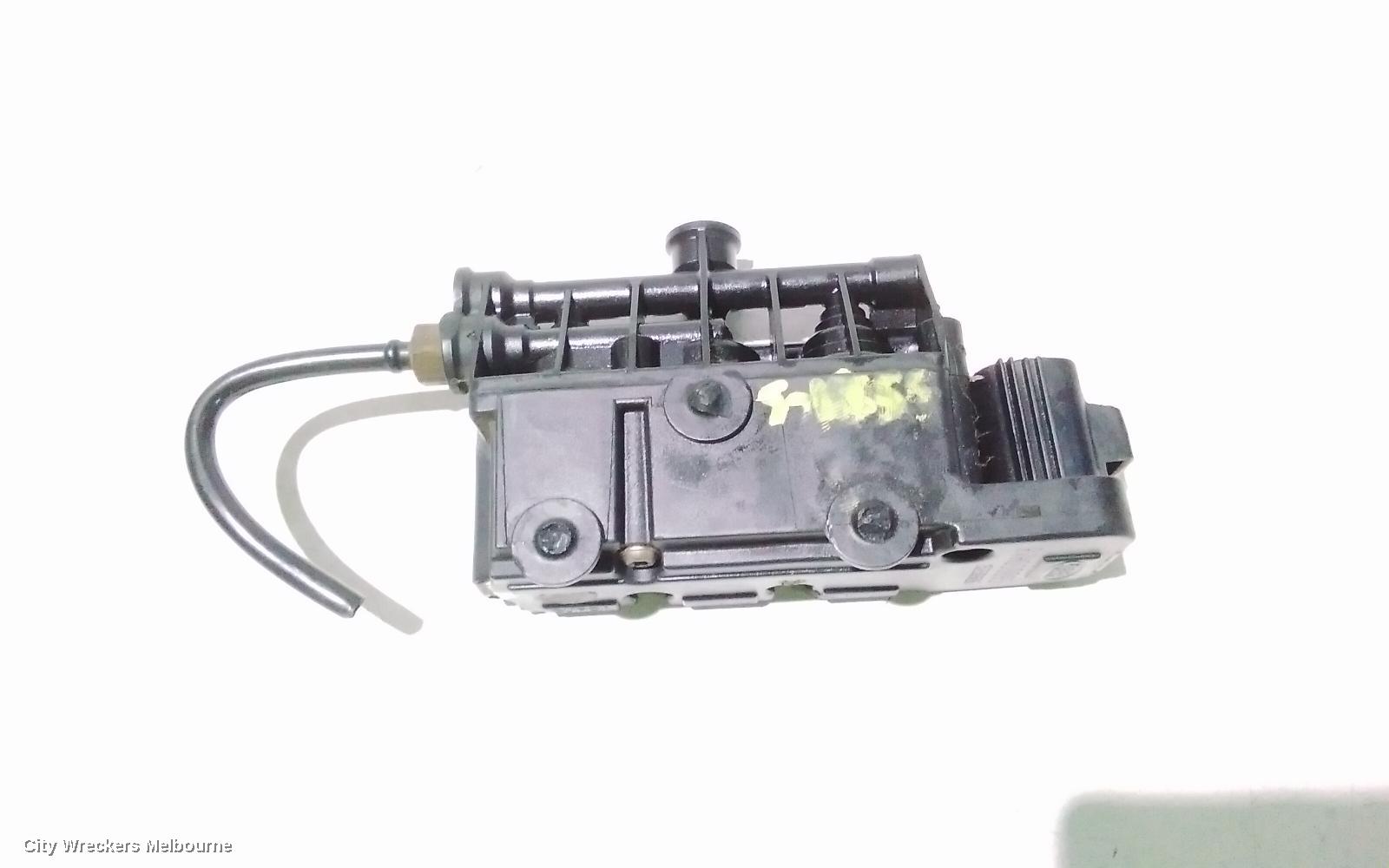 LAND ROVER RANGEROVER SPORT AIR RIDE COMPRESSOR, LEVELLING VALVE BLOCK-REAR, L320, 08/2005 - 12/2013