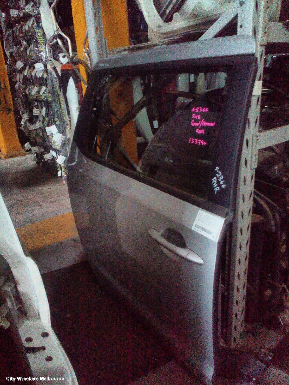 KIA CARNIVAL/GRAND CARNIVAL RIGHT REAR DOOR, YP, MANUAL SLIDING TYPE, 02/2015 - 10/2020
