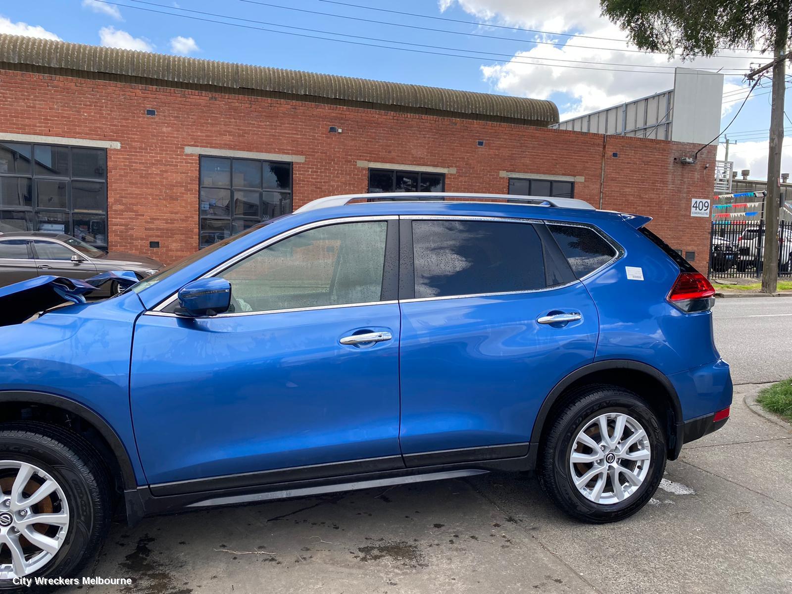 NISSAN XTRAIL RIGHT FRONT DOOR WINDOW