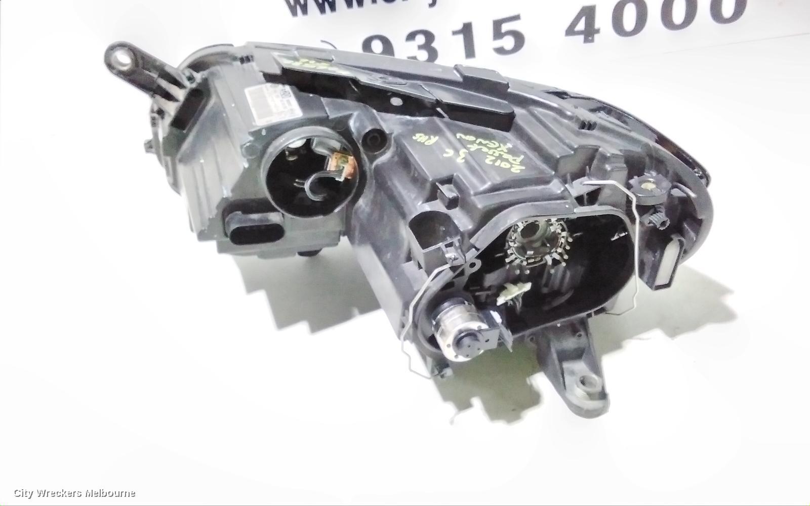 VOLKSWAGEN PASSAT RIGHT HEADLAMP, 3CC, SEDAN, XENON TYPE. 03/2012 - 12/2016