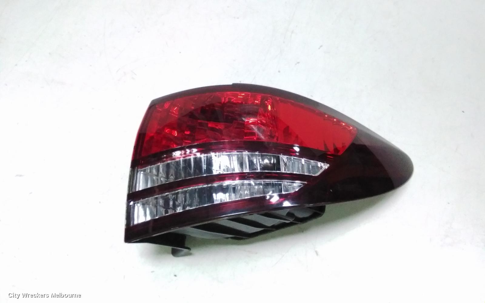TOYOTA ESTIMA RIGHT TAILLIGHT, XR30/XR40, RED/CLEAR, LENS# 28-169, 03-06 (IMPORT)