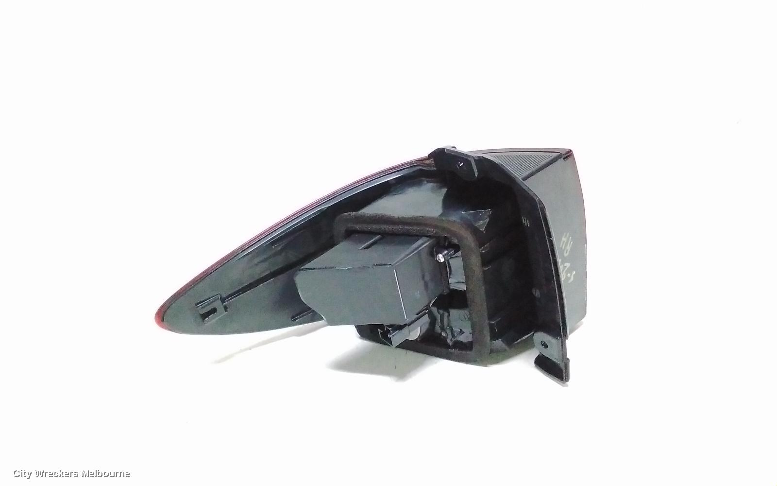 TOYOTA ESTIMA RIGHT TAILLIGHT, XR30/XR40, RED/CLEAR, LENS# 28-169, 03-06 (IMPORT)
