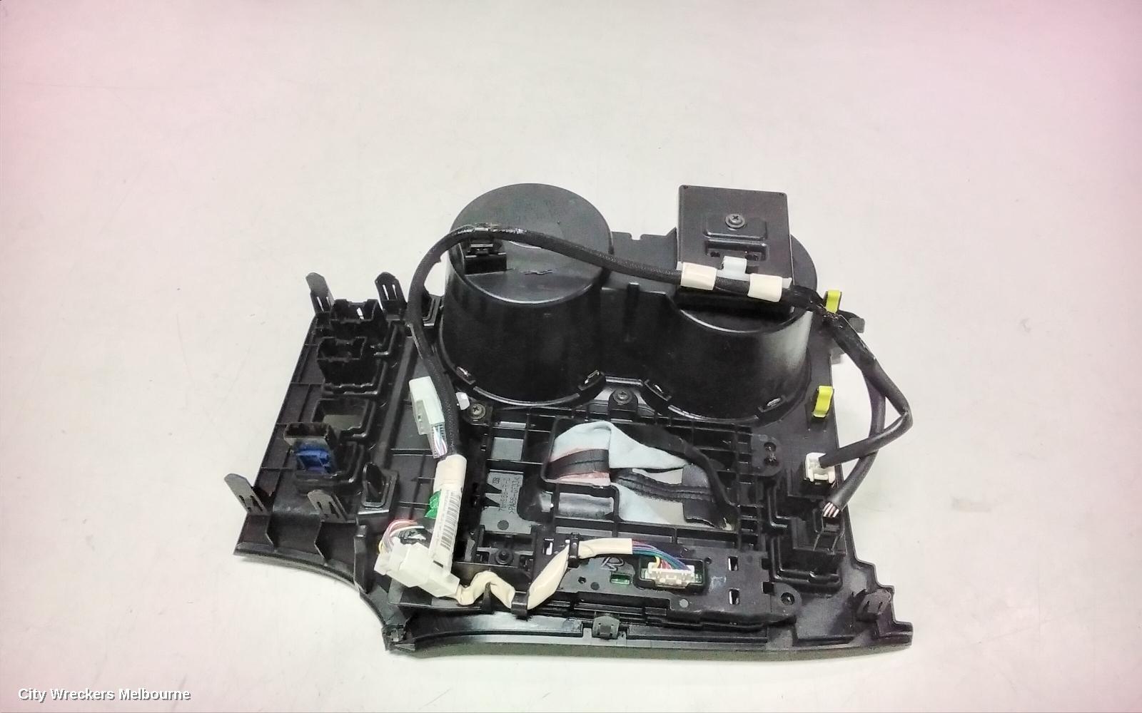 TOYOTA KLUGER, XU50 SERIES, 03/2014 - 02/2021, CENTRE CUP HOLDER: 109467