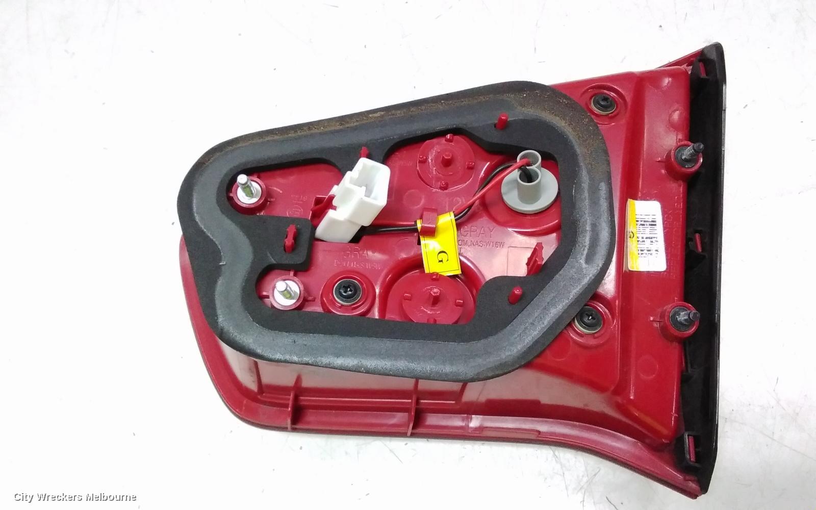 KIA SPORTAGE REAR GARNISH, TAILGATE LAMP (LH SIDE), SL, SI/SLI/PLATINUM, 05/2010 - 04/2014