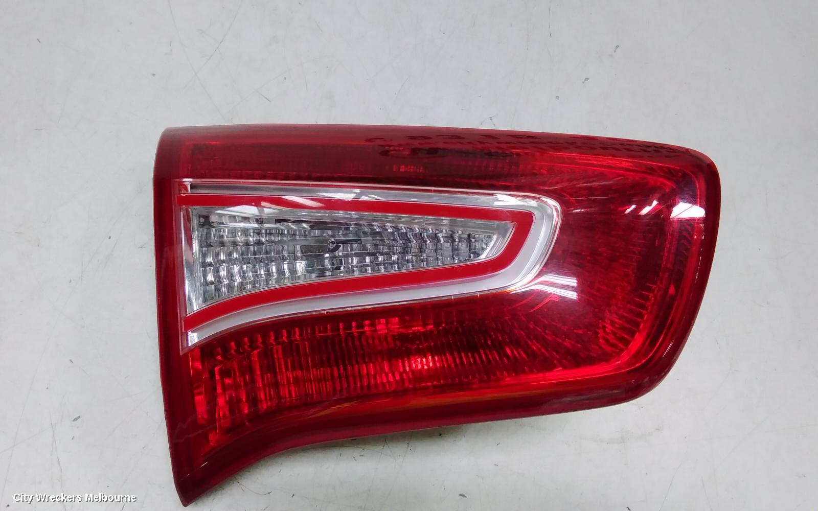 KIA SPORTAGE REAR GARNISH, TAILGATE LAMP (LH SIDE), SL, SI/SLI/PLATINUM, 05/2010 - 04/2014