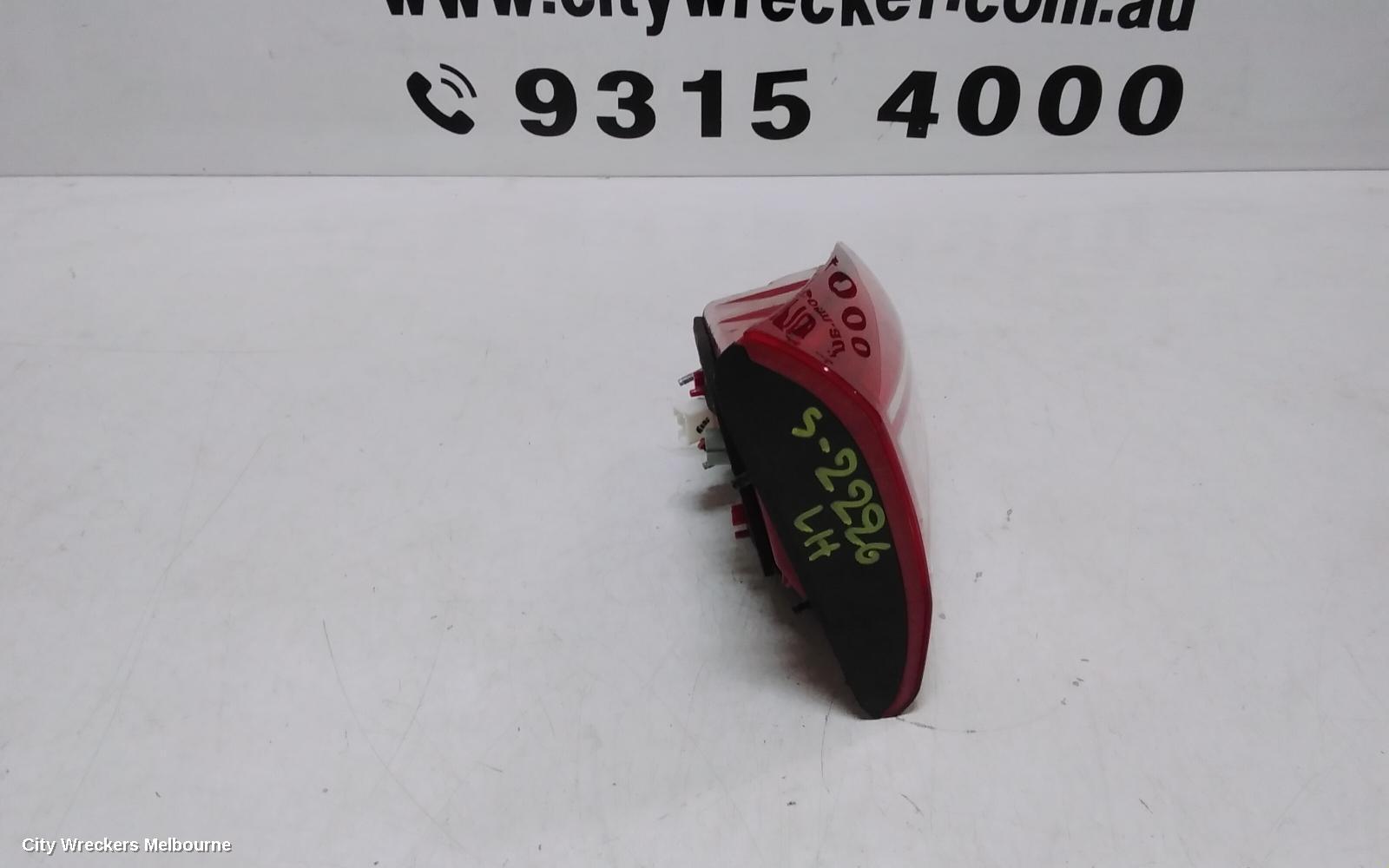 KIA SPORTAGE REAR GARNISH, TAILGATE LAMP (LH SIDE), SL, SI/SLI/PLATINUM, 05/2010 - 04/2014