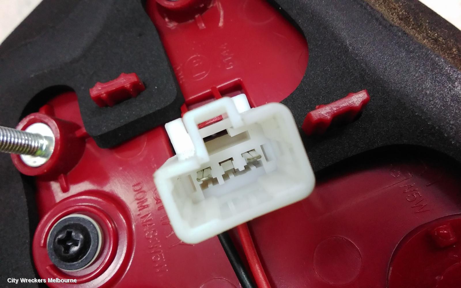 KIA SPORTAGE REAR GARNISH, TAILGATE LAMP (LH SIDE), SL, SI/SLI/PLATINUM, 05/2010 - 04/2014