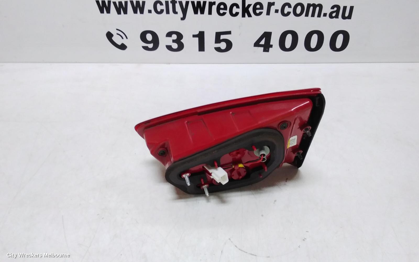 KIA SPORTAGE REAR GARNISH, TAILGATE LAMP (LH SIDE), SL, SI/SLI/PLATINUM, 05/2010 - 04/2014