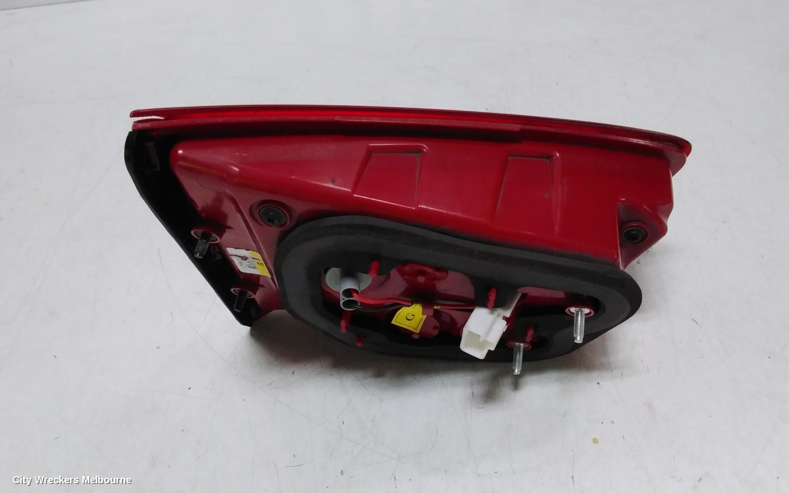 KIA SPORTAGE REAR GARNISH, TAILGATE LAMP (RH SIDE), SL, SI/SLI/PLATINUM, 05/2010 - 04/2014