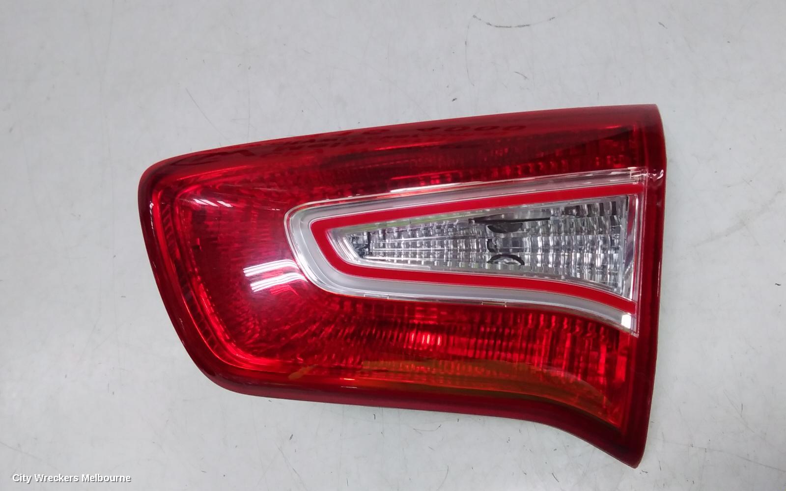 KIA SPORTAGE REAR GARNISH, TAILGATE LAMP (RH SIDE), SL, SI/SLI/PLATINUM, 05/2010 - 04/2014