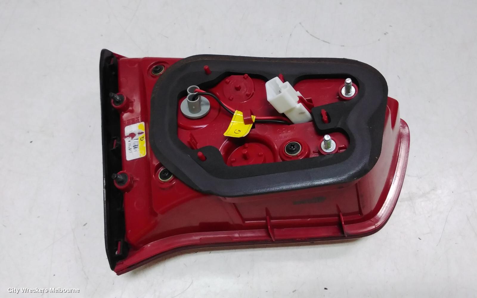 KIA SPORTAGE REAR GARNISH, TAILGATE LAMP (RH SIDE), SL, SI/SLI/PLATINUM, 05/2010 - 04/2014