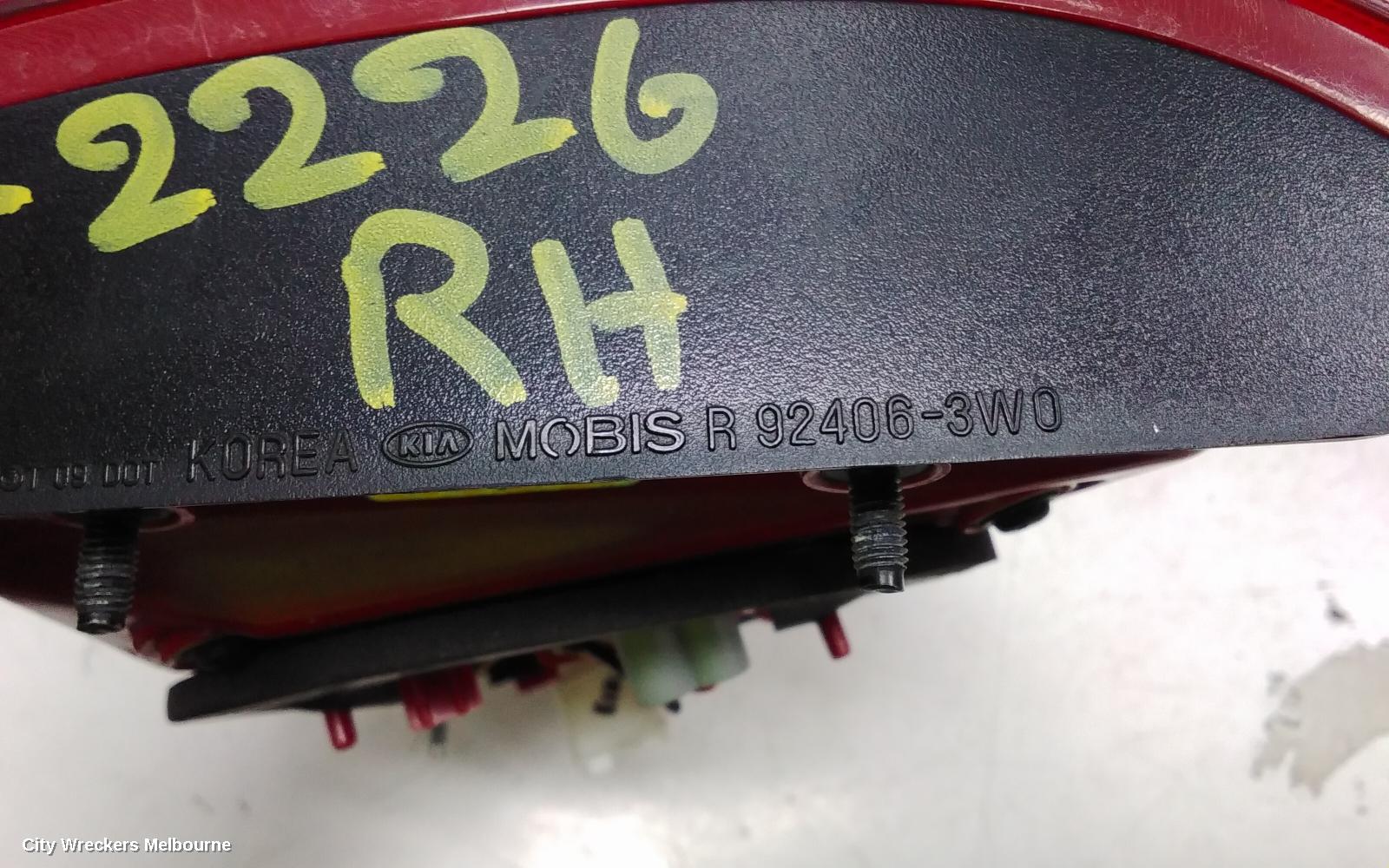 KIA SPORTAGE REAR GARNISH, TAILGATE LAMP (RH SIDE), SL, SI/SLI/PLATINUM, 05/2010 - 04/2014