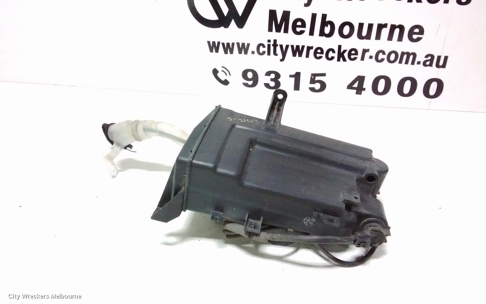 TOYOTA ESTIMA WASHER BOTTLE, XR30/XR40 00-06