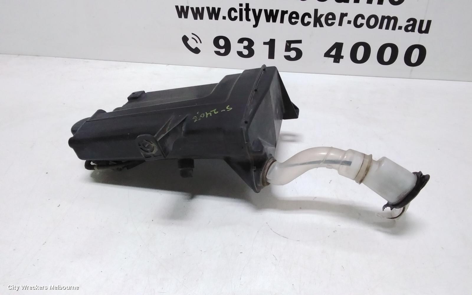 TOYOTA ESTIMA WASHER BOTTLE, XR30/XR40 00-06