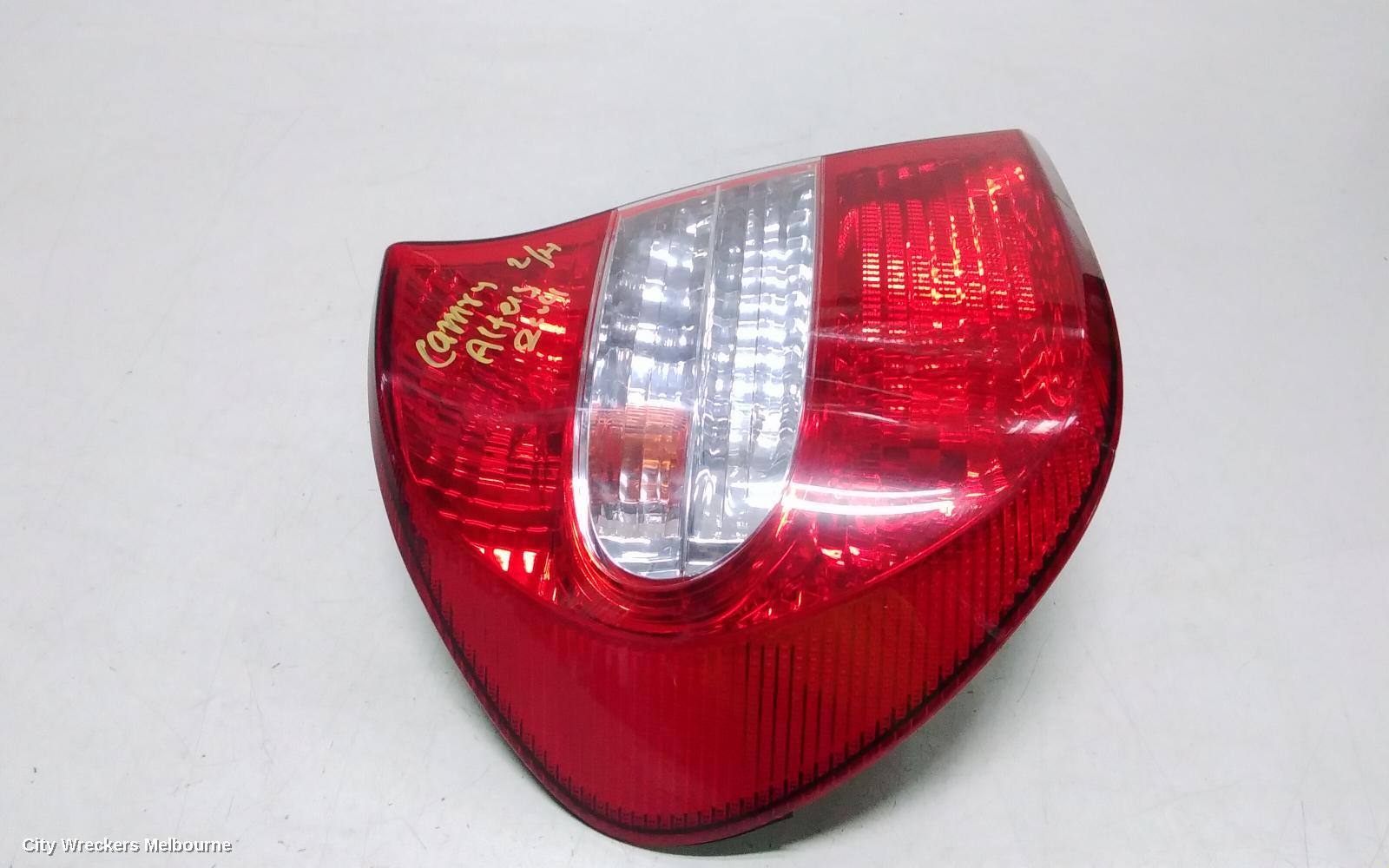TOYOTA CAMRY LEFT TAILLIGHT, SK36, REVERSE LAMP IN CENTRE, 08/2002 - 09/2004