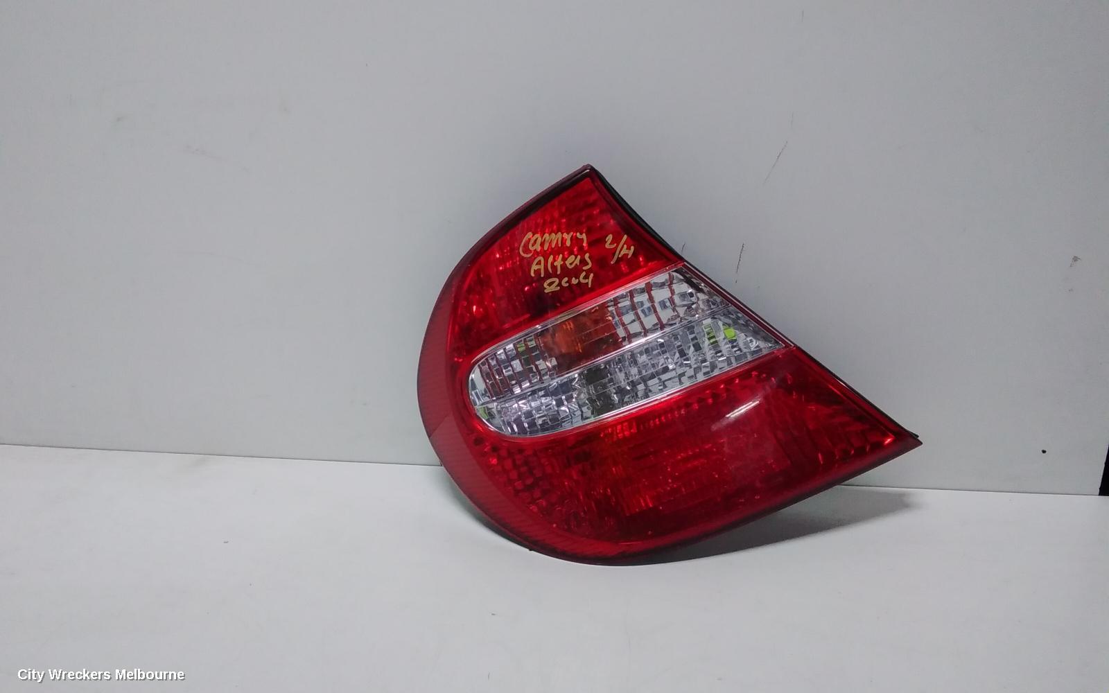 TOYOTA CAMRY LEFT TAILLIGHT, SK36, REVERSE LAMP IN CENTRE, 08/2002 - 09/2004