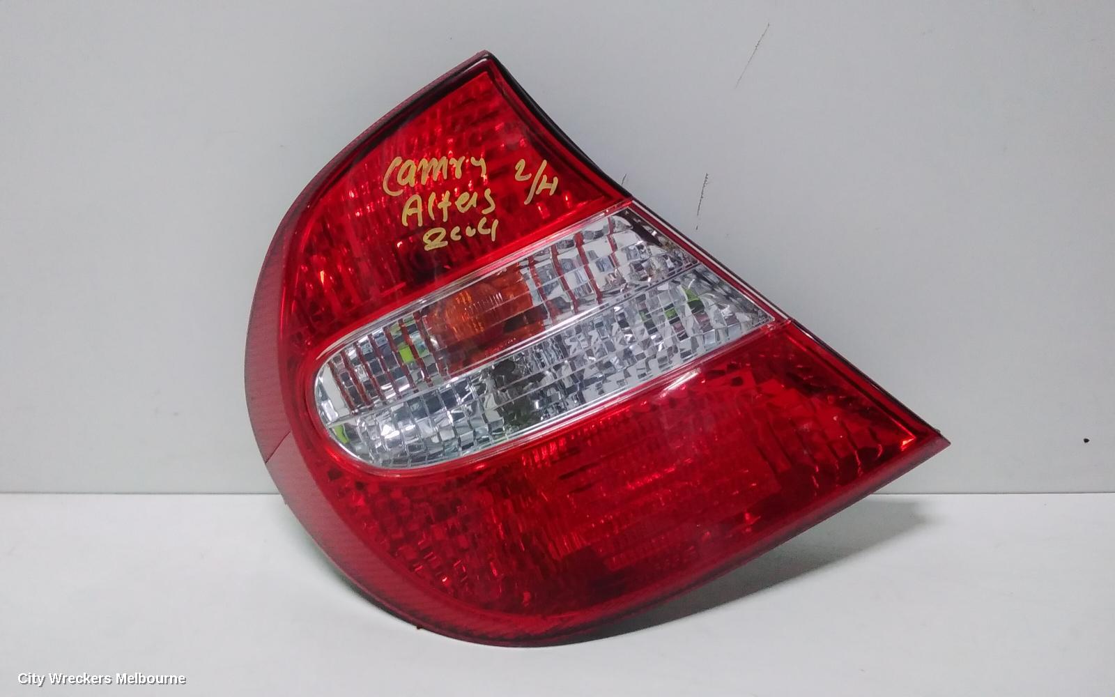 TOYOTA CAMRY LEFT TAILLIGHT, SK36, REVERSE LAMP IN CENTRE, 08/2002 - 09/2004