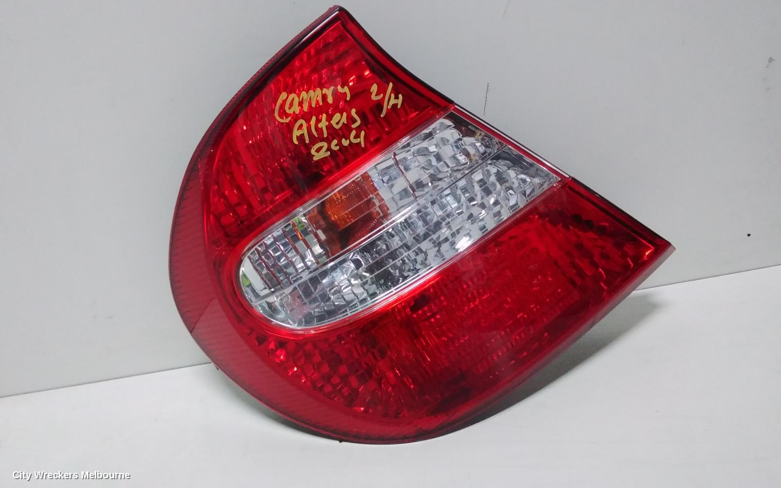 TOYOTA CAMRY LEFT TAILLIGHT, SK36, REVERSE LAMP IN CENTRE, 08/2002 - 09/2004