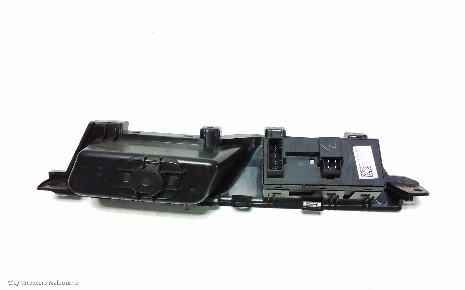 LDV DELIVER 9 PWR DR WIND SWITCH, RH FRONT (MASTER SWITCH), 07/2020 ONWARDS