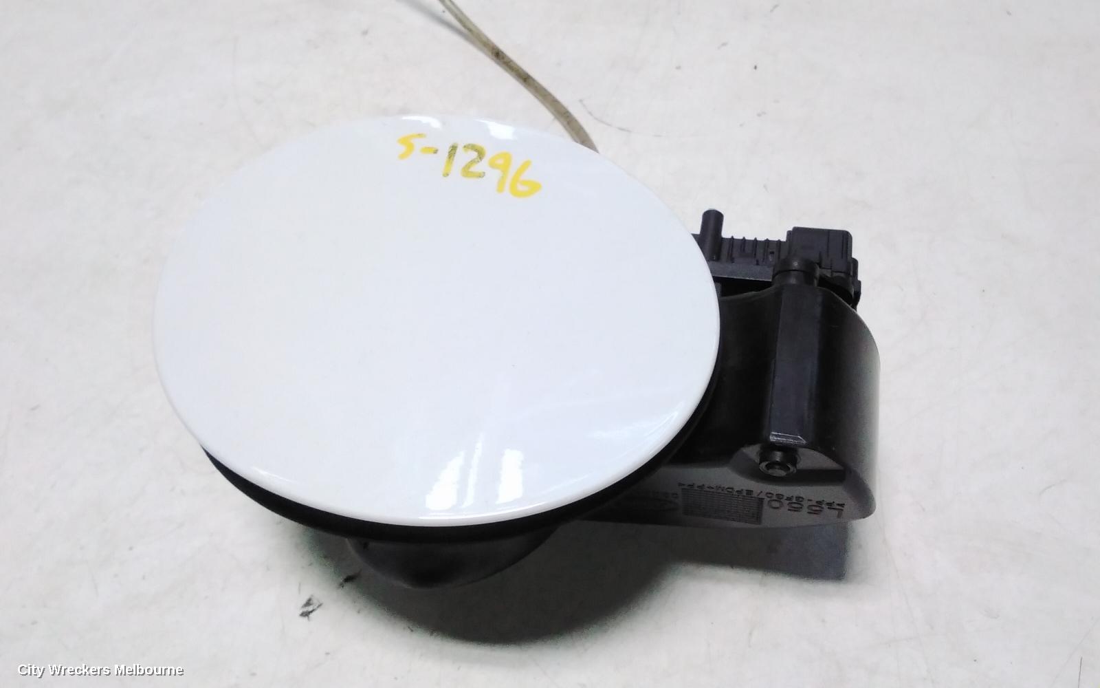 LAND ROVER DISCOVERY SPORT FUEL DOOR / FILLER, L550, FUEL DOOR, 01/2015 - 06/2019