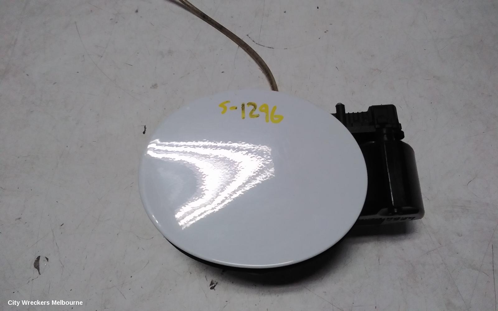 LAND ROVER DISCOVERY SPORT FUEL DOOR / FILLER, L550, FUEL DOOR, 01/2015 - 06/2019