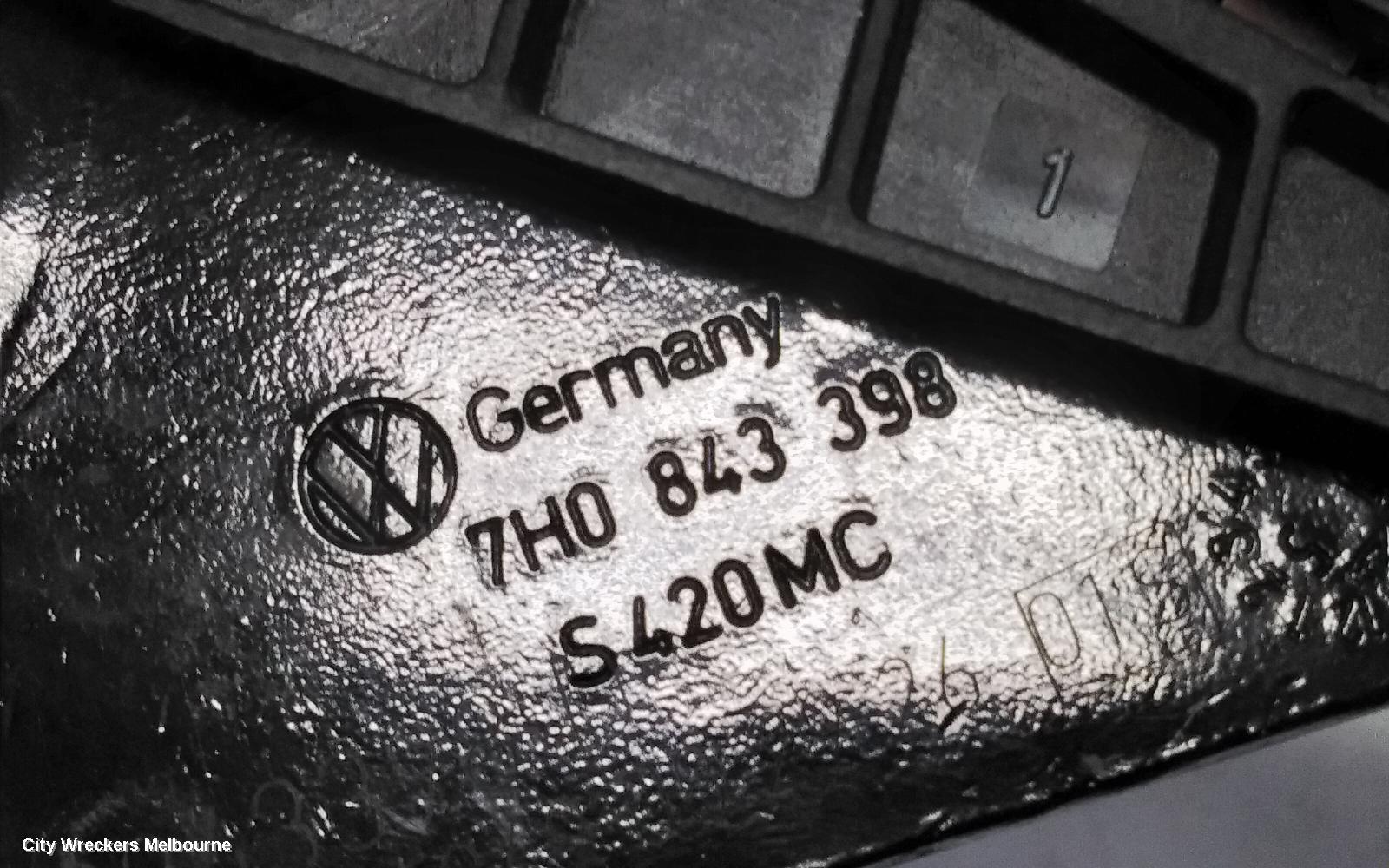 VOLKSWAGEN TRANSPORTER, T6, 07/2015 - 08/2024, 7H0 843 398 // 7E0843398D ~ RHR SLIDING DOOR LOWER BOTTOM HINGE AND ROLLER GUIDE: 110357
