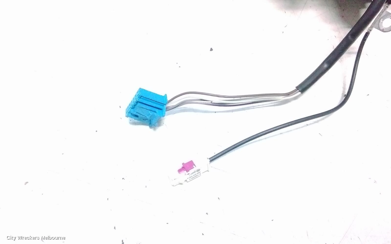 VOLKSWAGEN AMAROK LEFT DOOR MIRROR, 2H, MANUAL FOLD, PARTIAL COLOUR CODED/BLACK, 10 PIN (5 WIRE) TYPE, 07/2013 - 09/2022