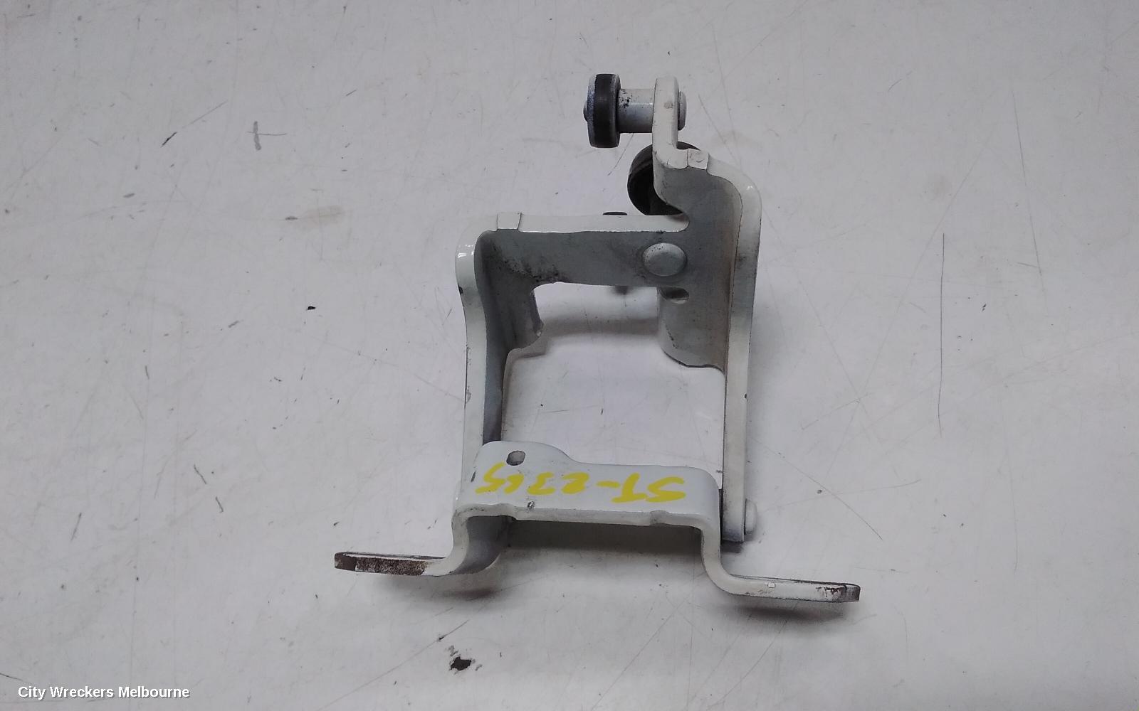 TOYOTA HIACE, 300 SERIES, 02/2019 ONWARDS, LHR DOOR ROLLER FITS IN THE MIDDLE DOOR / CENTER BACK SIDE: 111673