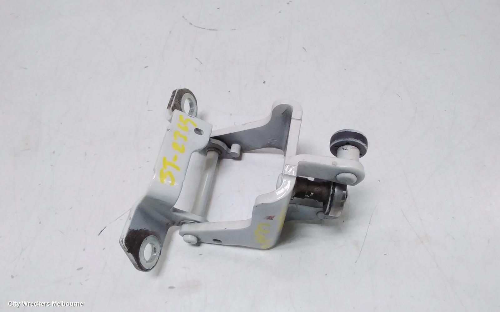 TOYOTA HIACE, 300 SERIES, 02/2019 ONWARDS, LHR DOOR ROLLER FITS IN THE MIDDLE DOOR / CENTER BACK SIDE: 111673